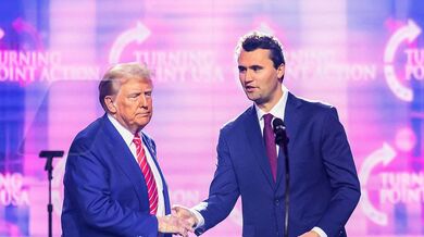 美国降半旗悼念！特朗普盟友查理•柯克胸部中弹当场倒地 送医后不治身亡 年仅31岁！